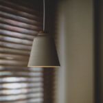 Een stijlvolle beige hanglamp die een warme sfeer creëert in een moderne woonkamer.