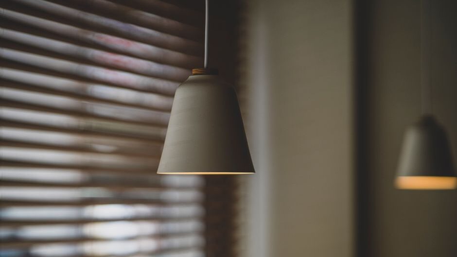 Een stijlvolle beige hanglamp die een warme sfeer creëert in een moderne woonkamer.